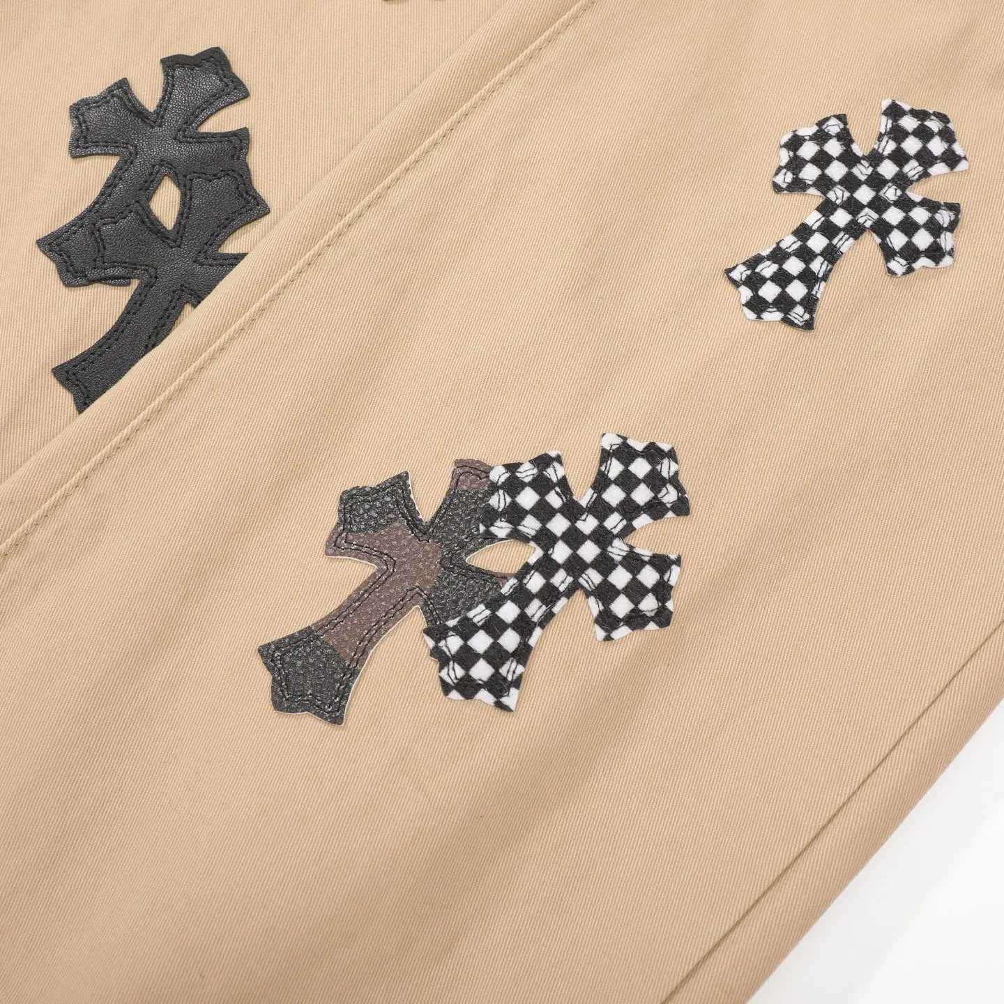 P260 Chrome Hearts/Chrome Hearts camouflage checkerboard horsehair cross patch leather jeans - Full of exploring the ultimate in fashion, Chrome Hearts' new Chrome Hearts pants cleverly integrate camouflage cross, checkerboard horsehair cross and other elements to break traditional boundaries. The clever fusion of Mattyboy’s same style, overalls and khaki jeans brings endless matching inspiration to fashionistas.  This pair of Croxin overalls not only presents a unique retro style, but also combines comfort and sophistication with its wide-leg, loose design. The mid-high waist design matches a lazy and casual style, which not only makes the legs longer but also maintains a casual feel, it is a must-have fashion choice for trendy men and trendy women.  Khaki overalls are unique in leather matching and color selection, making them the leader among overalls. Chrome Hearts' khaki cross chino casual pants have a prince-like aristocratic feel. The pants have 40 panels of leather and full texture. The W34 size is perfectly presented and has become the focus of the forefront of fashion. Whether it's for daily wear or a trendy try, these pants can bring you an excellent fashion experience.  Color: Khaki Size: 28 30 32 34 corresponding size s-xl